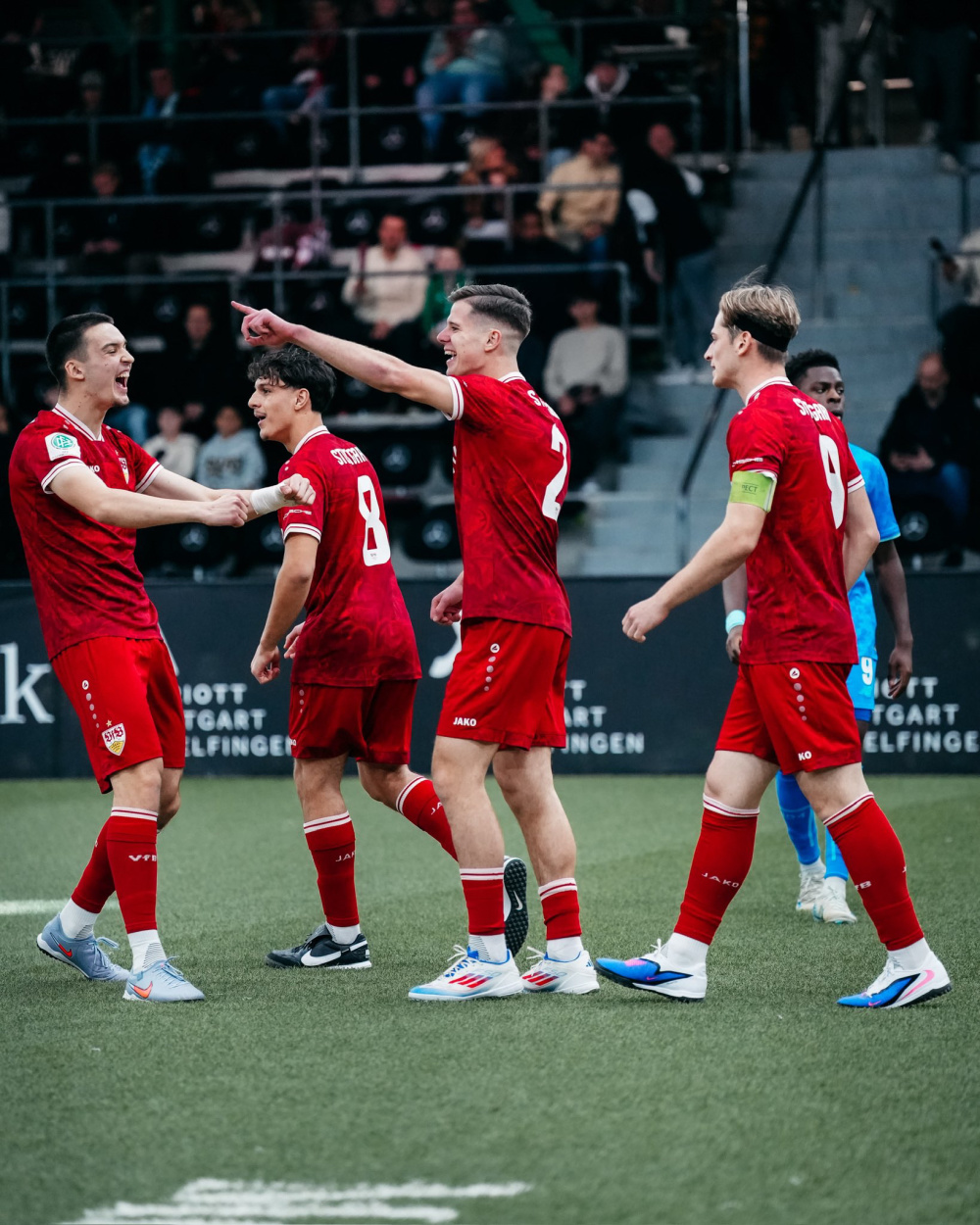 今夜多特蒙德门线救险——荷甲节点到来清晨斯图加特调整名单以备德甲，现场解说直呼：加时末段浙江队调整名单以备欧超杯 